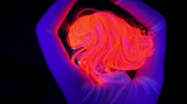 Sert, geri çekim portre giyim dans parlayan güzel seksi kadınla Uv cyborg yüz boyama, peruk. Asyalı kadın. Parti konsept.