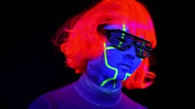 Güzel seksi kadın giyim portre yüz parlayan Uv cyborg yüz boyama, peruk, ile yakından yapmak. Asyalı kadın. Parti konsept.