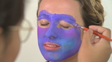 Boya sanatçı resim beyaz kadın yüz tam yüz fantezi partisi için. Sanatçı iş çalışma kavramı olun.