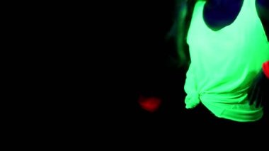 Uv yüz boyama, parlak bilezik kamera önünde dans giyim, parlayan güzel seksi kadınla vuruş. Beyaz kadın. Parti konsept.