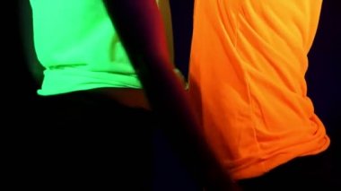 Güzel seksi kadın Uv yüz boyama, parlayan giyim, parlak bilezik, kamera önünde dans gözlük ile vuruş. Kafkas ve kadın. Parti konsept.