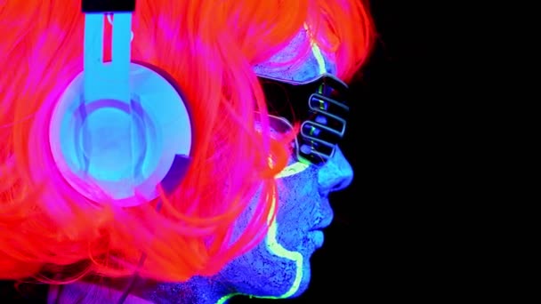 Beautiful Sexy Woman Cyborg Face Paint Wig Glowing Glasses Clothing — Stock Video