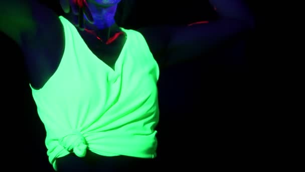 Красива Сексуальна Жінка Обличчя Фарбою Світиться Одяг Танцювати Перед Камерою — стокове відео