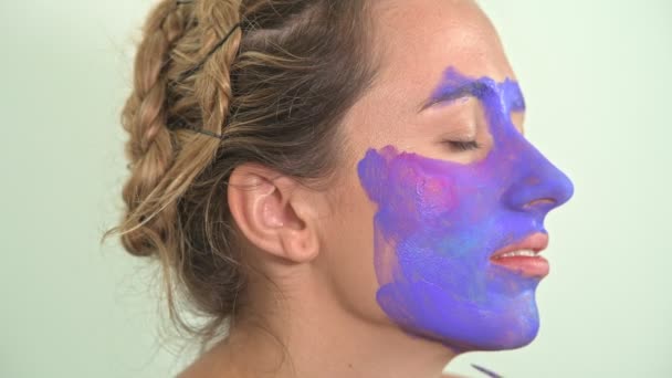 Schminkkünstler Malerei Weiße Frau Für Full Face Fantasy Party Make — Stockvideo