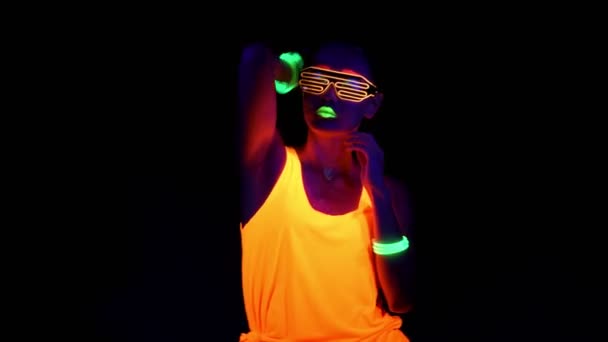 Красивая Сексуальная Женщина Ультрафиолетовой Краской Лице Светящейся Одеждой Светящимся Браслетом — стоковое видео