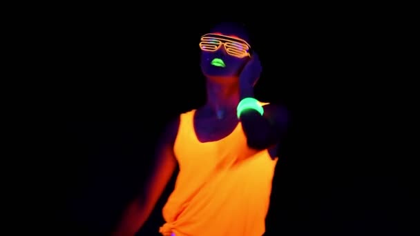Красивая Сексуальная Женщина Ультрафиолетовой Краской Лице Светящейся Одеждой Светящимся Браслетом — стоковое видео