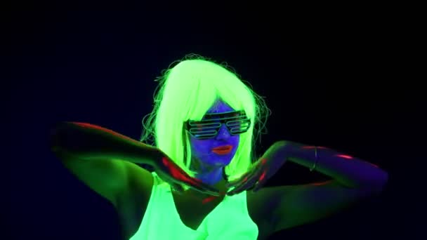 Beautiful Sexy Woman Face Paint Wig Glowing Clothing Dancing Front — Stock Video