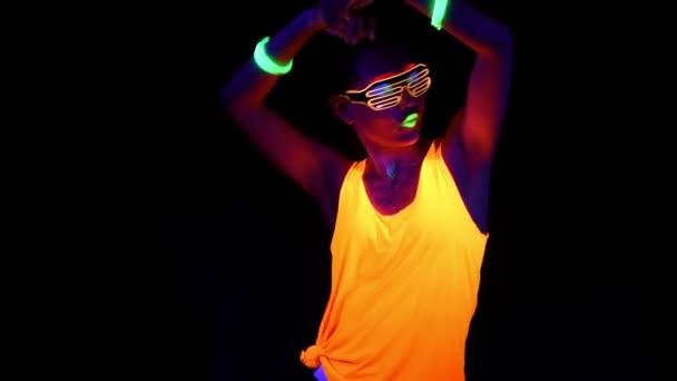 Beautiful Sexy Woman Face Paint Glowing Clothing Glowing Bracelet Glasses — Stock Video