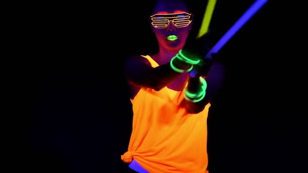 美丽性感的妇女与 发光的衣服 发光的眼镜 手镯跳舞在相机的前面持有化学光 半身体侧射击 亚洲女人 党的理念 — 图库视频影像