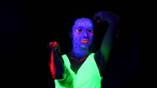 Сексуальная Женщина Ультрафиолетовым Покрытием Лица Пышная Одежда Быстро Танцующая Перед — стоковое видео