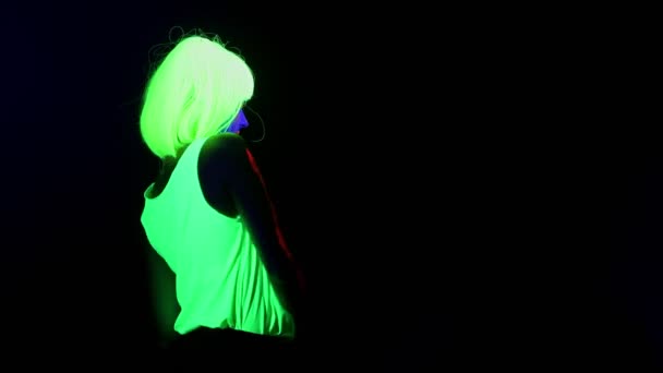 Красива Сексуальна Жінка Обличчя Фарбою Перуку Світиться Одяг Танці Стороні — стокове відео
