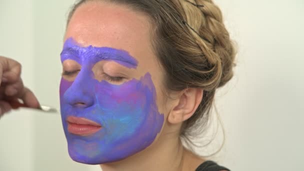 Face Paint Artist Painting White Woman Full Face Fantasy Party — Stock Video