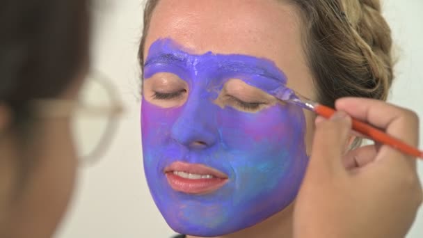 Pintura Facial Artista Pintando Mulher Branca Para Festa Fantasia Rosto — Vídeo de Stock