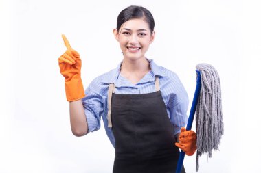 Ev temizlik hizmeti kadın beyaz izole. Bir paspas tutan Asya Genç Kadın eldivenler, mutlu gülümseme ile parmak üzerine gelin. Ev temizlik hizmeti kavramı.
