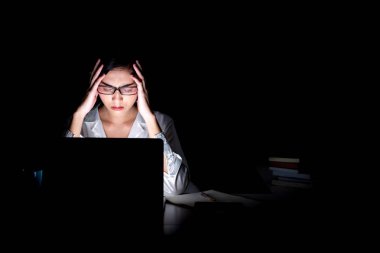 Geç onun Genel müdürlükte çalışan kadın. Gözlük takan bilgisayarında, çalışma ve stres, üzerinde çalışan güzel Asyalı kadın. Modern küresel bağlı iş kavramı.