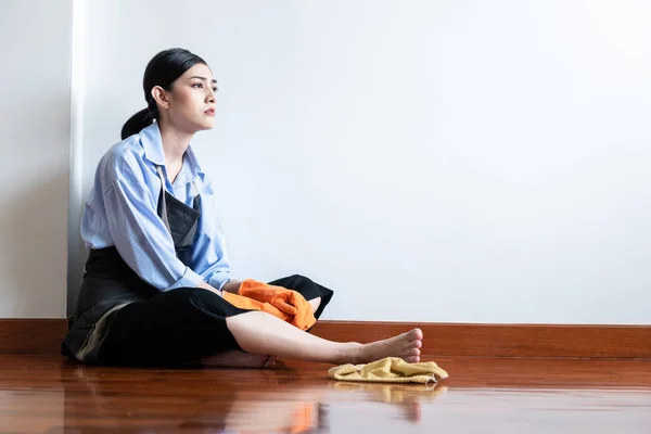 Femme Foyer Fatiguée Reposant Sur Sol Belle Femme Asiatique Assise — Photo