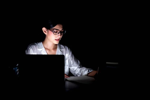 Uma Mulher Trabalhar Até Tarde Escritório Dela Mulher Asiática Bonita — Fotografia de Stock