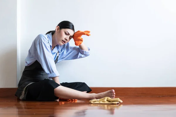 Casalinga Stanca Che Riposa Sul Pavimento Bella Donna Asiatica Seduta — Foto Stock