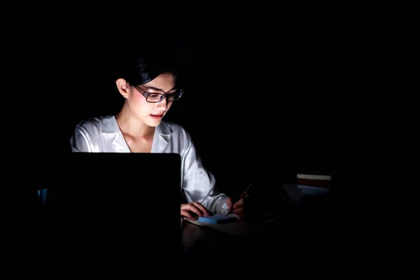 Kobieta Pracująca Pod Koniec Jej Domowego Biura Piękny Asian Kobieta — Zdjęcie stockowe