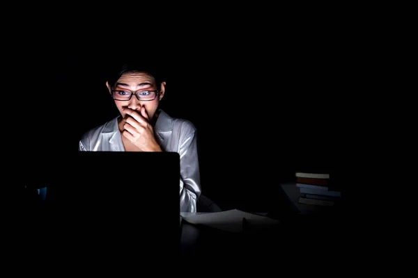 Geç Onun Genel Müdürlükte Çalışan Kadın Gözlük Takan Bilgisayarında Çok — Stok fotoğraf
