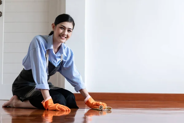 Donna Che Pulisce Casa Con Vecchio Panno Bella Donna Asiatica — Foto Stock