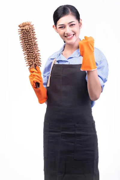 房屋清洁服务妇女查出的白色 亚洲年轻妇女与手套 快乐的微笑 持有除尘器 获奖姿势 房屋清洁服务概念 免版税图库照片