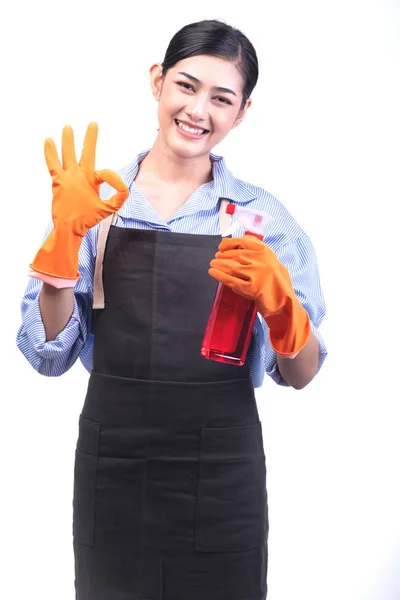 房屋清洁服务妇女查出的白色 亚洲年轻妇女与手套 快乐的微笑 好标志姿势 房屋清洁服务概念 图库图片