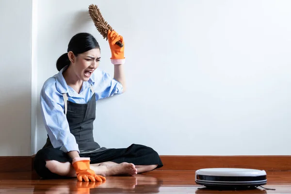 Esposa Casa Irritada Cansada Sentada Chão Com Robô Limpeza Passando Imagem De Stock