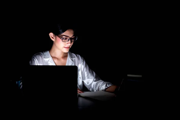 Geç Onun Genel Müdürlükte Çalışan Kadın Gözlüklü Yazmak Onun Bilgisayar - Stok İmaj