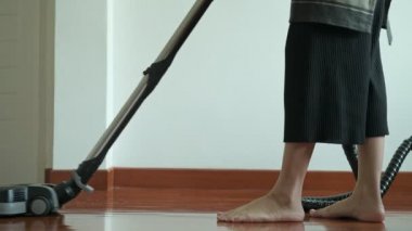 Elektrikli süpürge ile temizlik kadın. Güzel Asyalı kadın kat elektrikli süpürge ile temizlik. Düşük açılı vurdu. Ev temizlik hizmeti kavramı.