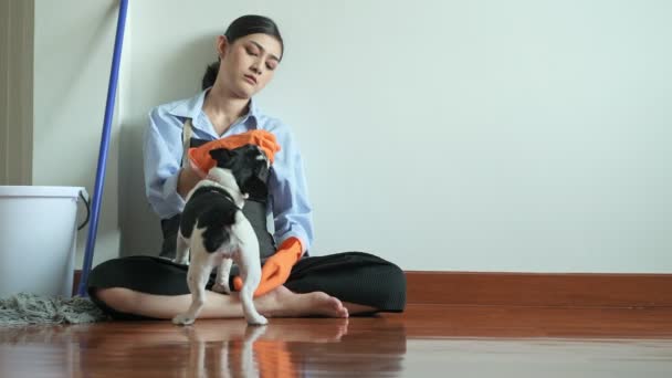 Casa Cansada Esposa Sentada Chão Com Robô Limpeza Passando Mulher — Vídeo de Stock