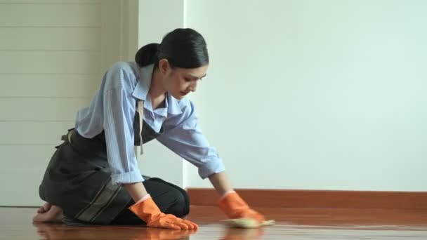 Žena, úklid domu starou utěrkou. Krásná asijská žena čištění podlahy staré hadříkem. Nízký úhel natočen. Dům čištění servisní koncept.