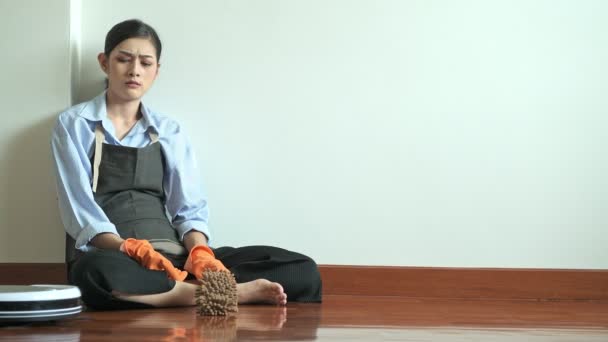 Esposa Casa Irritada Cansada Sentada Chão Com Robô Limpeza Passando — Vídeo de Stock