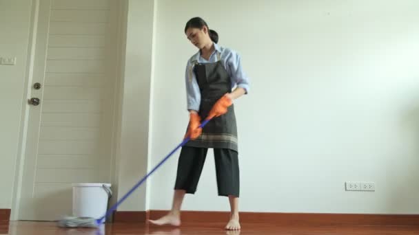 Mujer Limpiando Casa Con Una Fregona Hermosa Mujer Asiática Limpiando — Vídeos de Stock