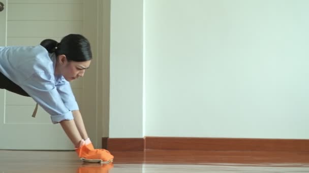 用旧布清洁房子的妇女 美丽的亚洲妇女清洁地板与旧布 低角度拍摄 房屋清洁服务概念 — 图库视频影像