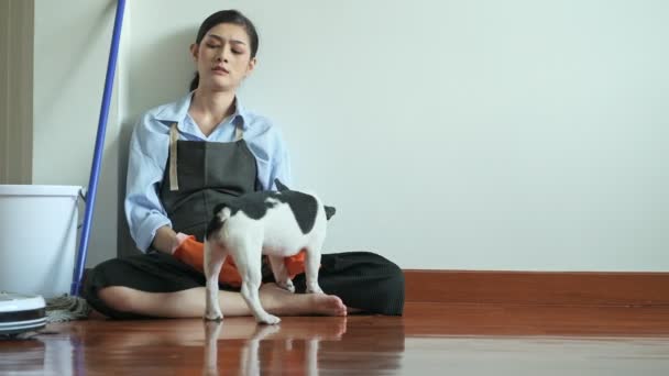 Zmęczony Dom Żona Siedzi Podłodze Chemiczna Robot Przechodzącej Piękne Azjatki — Wideo stockowe