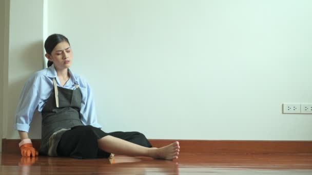 Втомився Домогосподарка Відпочивав Підлозі Красиві Азіатські Жінки Сидячи Підлозі Відпочивав — стокове відео
