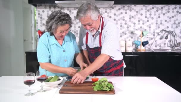 Старшая Пара Готовит Еду Кухне Отставной Старый Азиатский Мужчина Женщина — стоковое видео