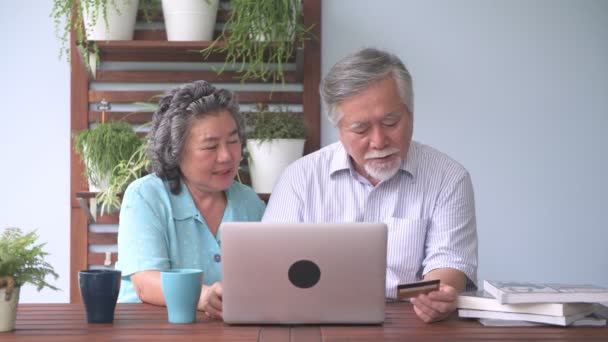 Äldre Par Sitter Och Försöker Använda Laptop Balkong Pensionerad Gammal — Stockvideo