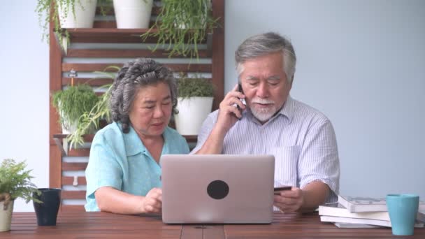 Casal Sênior Sentado Tentando Usar Laptop Varanda Aposentado Velho Asiático — Vídeo de Stock