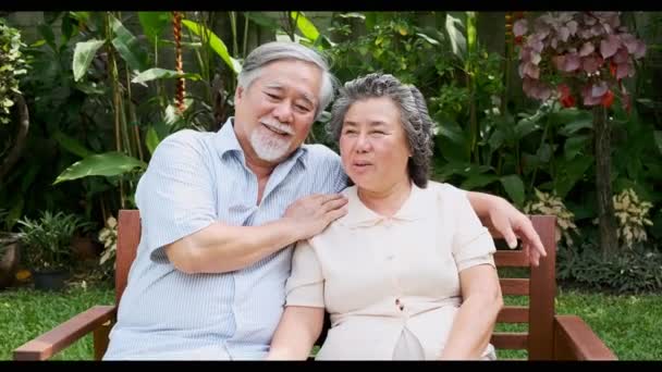 Senioren Sitzen Zusammen Und Unterhalten Sich Heimischen Garten Alte Asiatische — Stockvideo