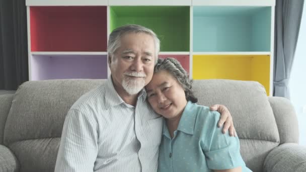 Casal Sénior Sentado Abraçando Outro Sala Estar Aposentado Velho Ásia — Vídeo de Stock