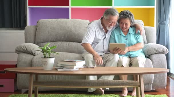 Casal Sênior Sentado Assistindo Tablet Sala Estar Aposentado Velho Asiático — Vídeo de Stock