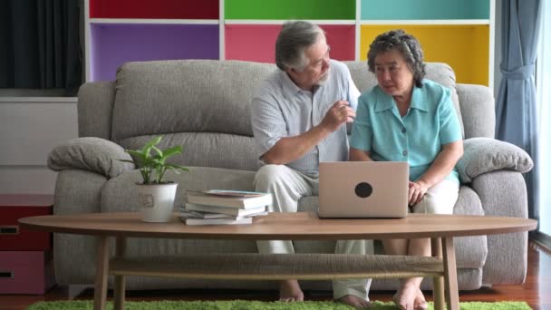 Seniorenpaar Sitzt Und Versucht Laptop Wohnzimmer Benutzen Rentner Alte Asiatische — Stockvideo