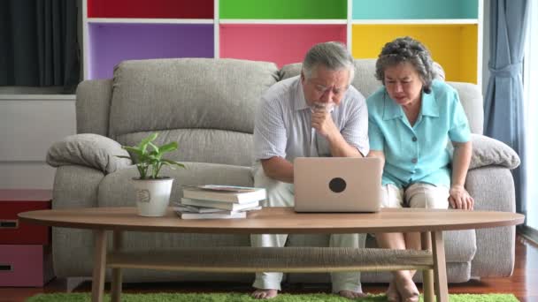 Äldre Par Sitter Och Försöker Använda Laptop Vardagsrummet Pensionerad Gammal — Stockvideo