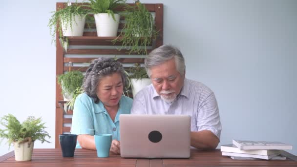 Casal Sênior Sentado Tentando Usar Laptop Varanda Aposentado Velho Asiático — Vídeo de Stock