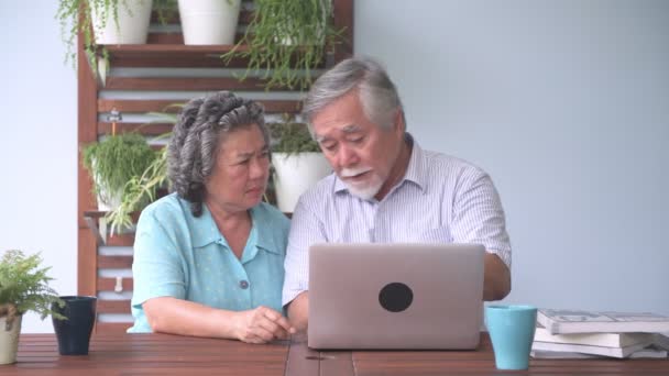 Casal Sênior Sentado Tentando Usar Laptop Varanda Aposentado Velho Asiático — Vídeo de Stock