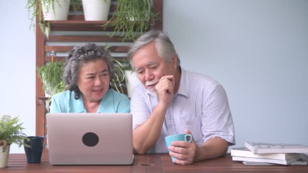 Couple Âgé Assis Essayant Utiliser Ordinateur Portable Dans Balcon Vieux — Video