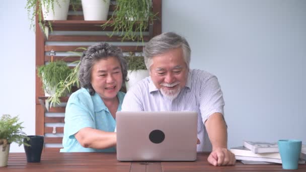 Casal Sênior Sentado Tentando Usar Laptop Varanda Aposentado Velho Asiático — Vídeo de Stock