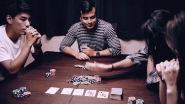 Bir ev partisi poker oynamaya arkadaşlar. Grup Asyalı, Çinli, beyaz genç erkek ve kadın hipster oyun kağıdı içinde bir ev partisi. Film bak styling.